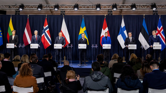 Preses konferences runātāji stāv pie savas valsts karogiem