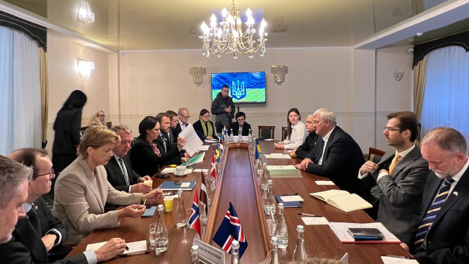 Pasākuma dalībnieki pie apspriežu galda