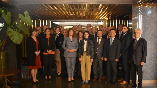 Parlamentārā sekretāre ar Latvijā akreditēto diplomātisko korpusu pārrunā Latvijas enerģētisko drošību un atbalstu Ukrainai