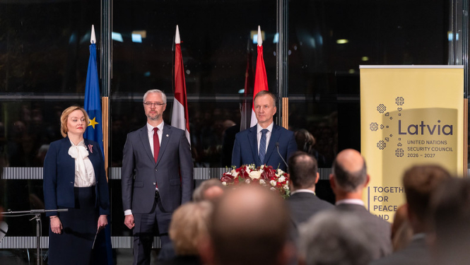 Pasākuma dalībnieku kopbilde uz skatuves