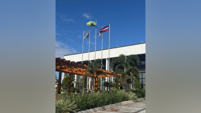 Latvijas karogs plīvo pie Novaodesas pašvaldības domes ēkas Brazīlijā