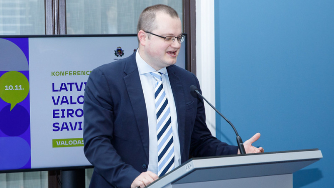 Parlamentārais sekretārs Reinis Brusbārdis atklāj konferenci Latviešu valoda Eiropas Savienībā – valodas kvalitātes aspekti.jpg