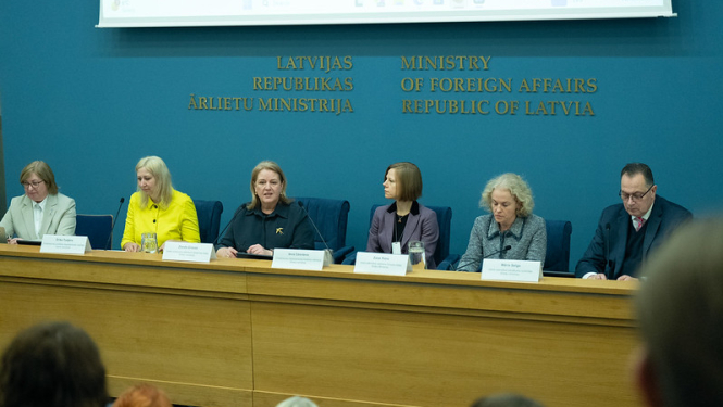 Semināra dalībnieki pie galda