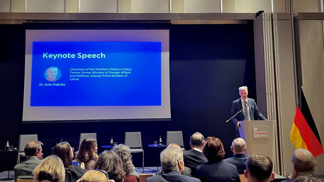 Artis Pabriks uzrunā simpozija “Impērijas atbalsis: padomju pieminekļi un dezinformācijas mehānismi” dalībniekus