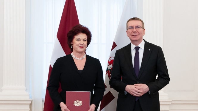 Valsts prezidents Edgars Rinkēvičs pasniedz akreditācijas vēstuli nākamajai Latvijas ārkārtējai un pilnvarotajai vēstniecei Nīderlandes Karalistē Solvitai Āboltiņai
