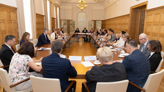 Pasākuma dalībnieki pie apspriežu galda