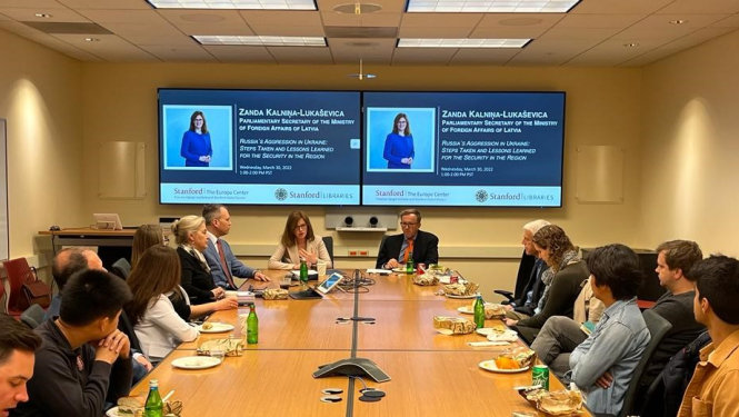 2022. gada 30. martā Sanfrancisko, ASV Ārlietu ministrijas parlamentārā sekretāre Zanda Kalniņa-Lukaševica apmeklēja Stenfordas universitāti