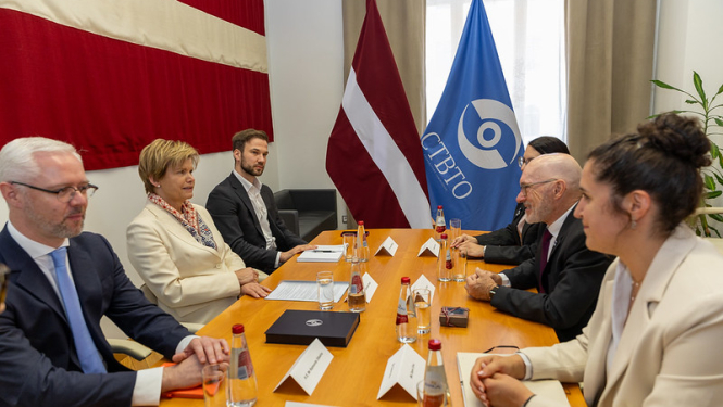 Sanāksmes dalībnieki pie apspriežu galda