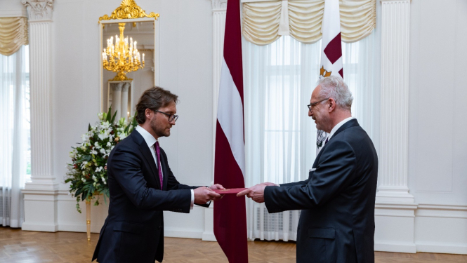 Valsts prezidents pasniedz akreditācijas vēstuli Latvijas vēstniekam Japānā Zigmāram Zilgalvim