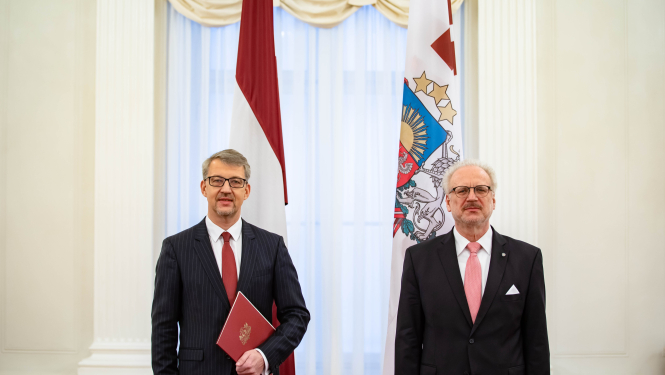 Valsts prezidents pasniedz akreditācijas vēstuli Latvijas vēstniekam Kanādā Kasparam Ozoliņam