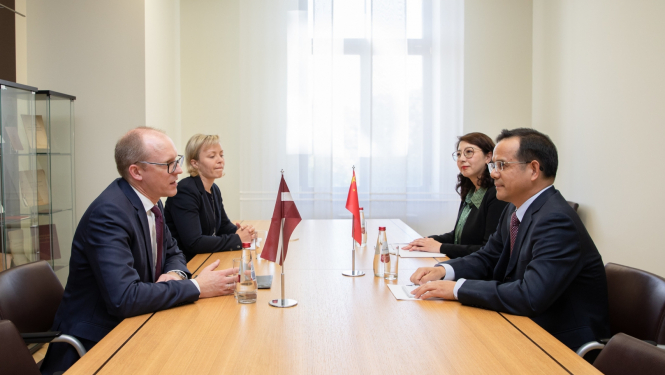 Valsts sekretārs Andris Pelšs pieņem jauno Ķīnas vēstnieku Latvijā