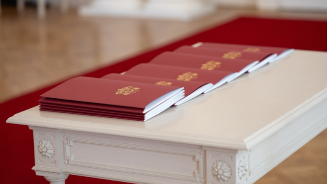 Akreditācijas vēstules saliktas uz galda