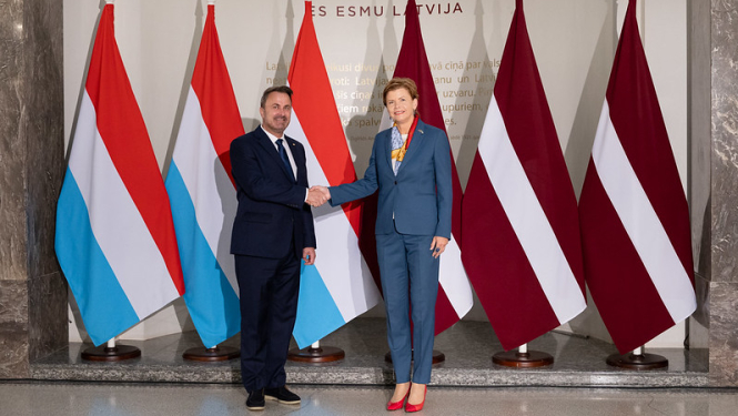 Baiba Braže un Ksavjē Betels sarokojas