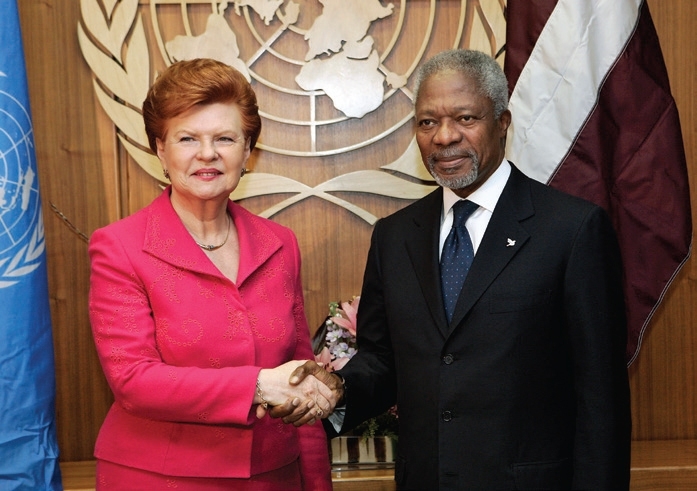 Secretary-General Kofi Annan meets Vaira Vīķe-Freiberga, President of the Republic of Latvia