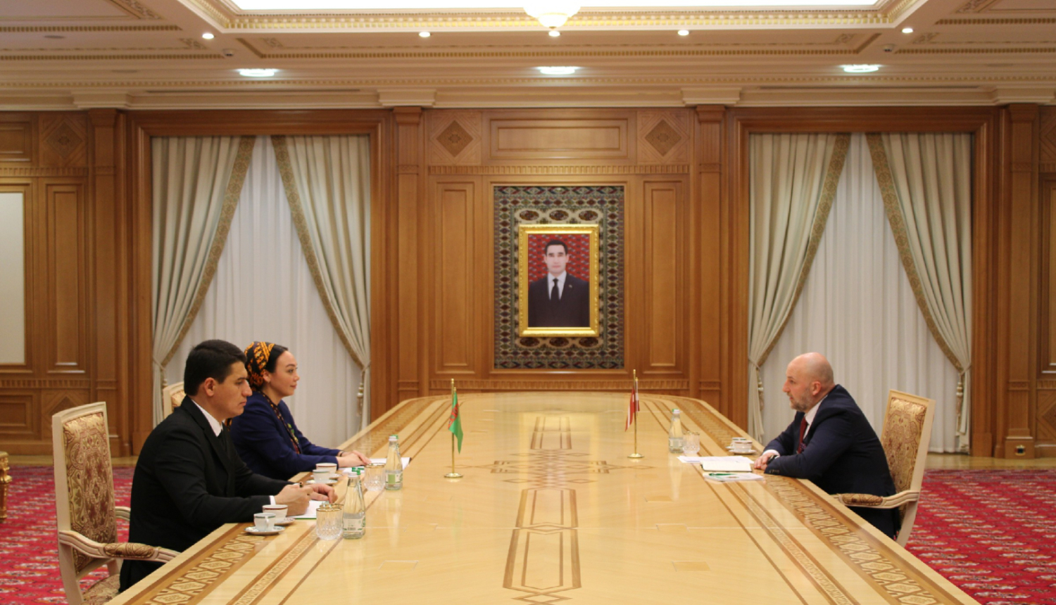 Vēstnieks Ģirts Jaunzems un Turkmenistānas parlamenta priekšsēdētāja pie apspriežu galda