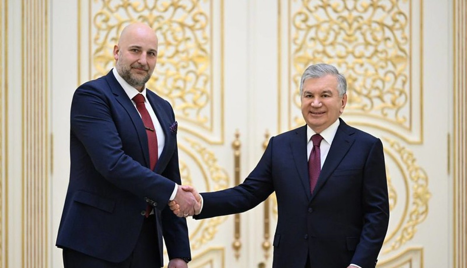 Latvijas Republikas ārkārtējais un pilnvarotais vēstnieks Uzbekistānas Republikā Ģirts Jaunzems un Uzbekistānas Republikas prezidents Šavkats Mirzijojevs