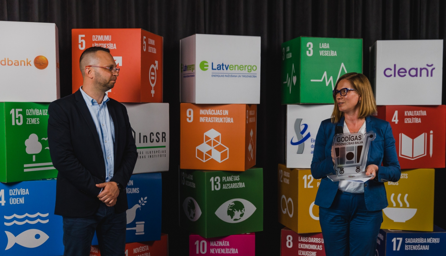 Godīgas balvas pasniegšana