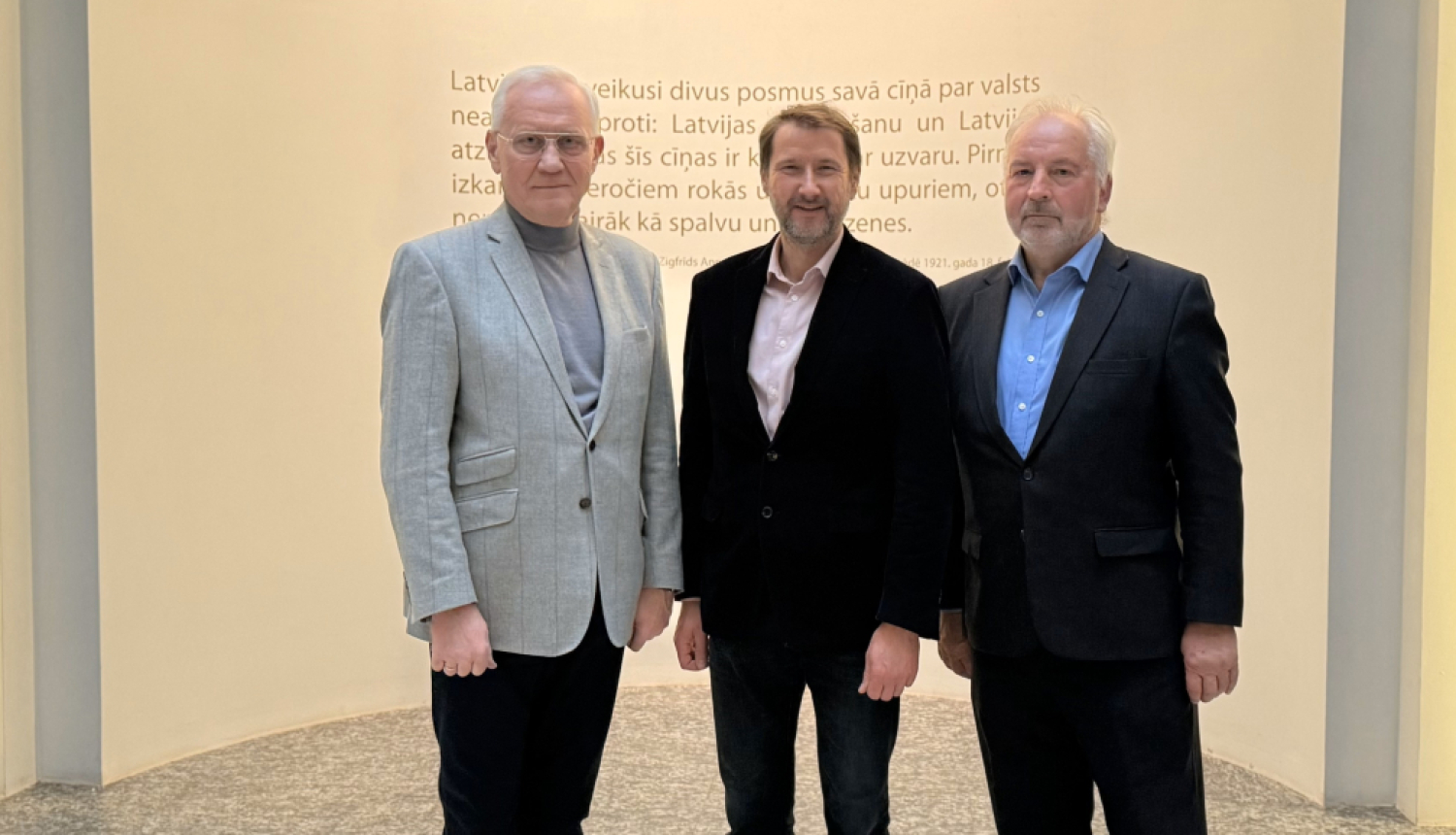 Andžejs Viļumsons un Diplomātu asociācijas pārstāvis Juris Audariņš un Andris Teikmanis 