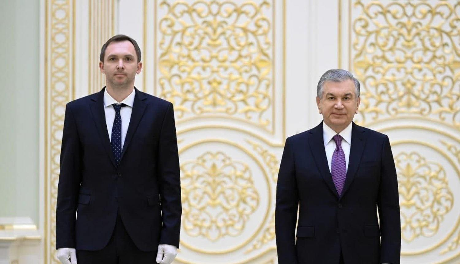 Vēstnieks Reinis Trokša iesniedz akreditācijas vēstules Uzbekistānas Republikas prezidentam