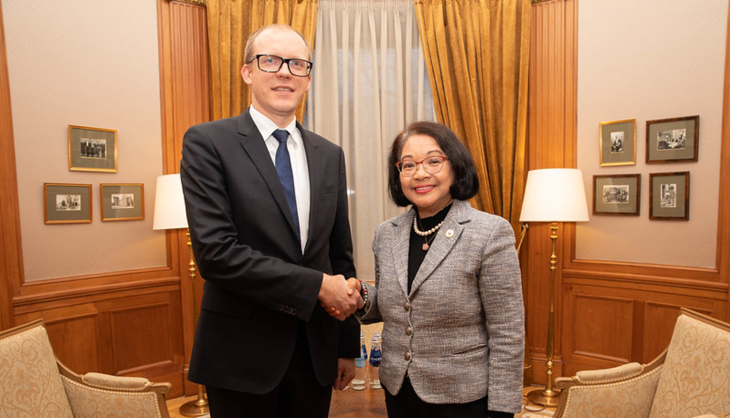 Valsts sekretārs akreditācijas vizītē pieņem jauno Filipīnu vēstnieci