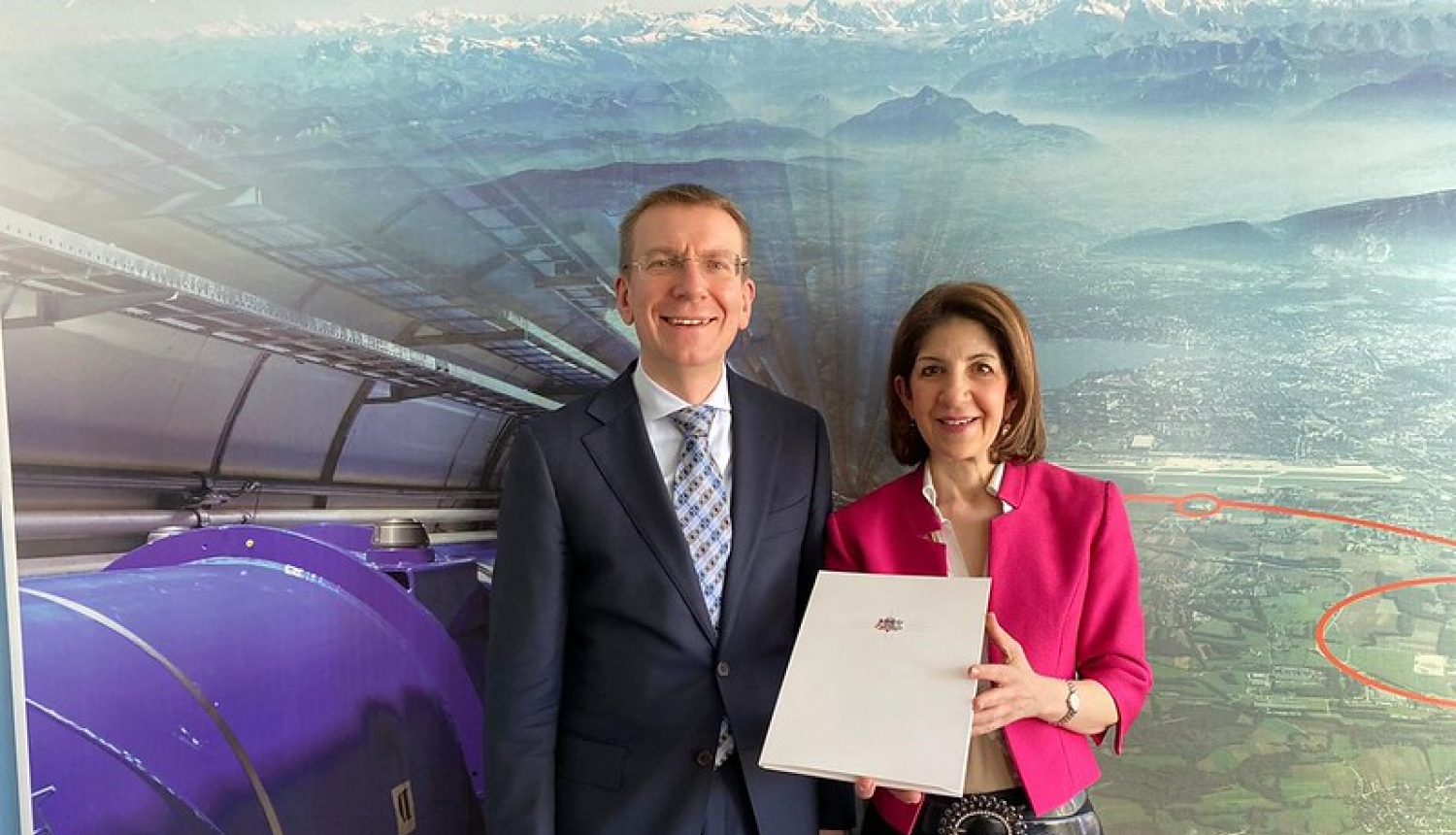 Latvijas ārlietu ministrs iesniedz pieteikumu Latvijas dalībai Eiropas kodolpētījumu organizācijā