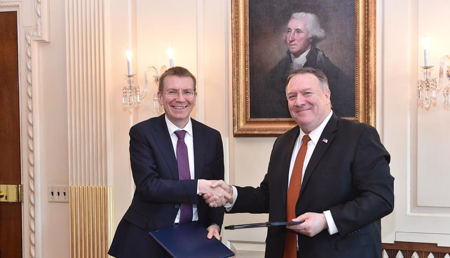 Latvijas ārlietu ministrs un ASV valsts sekretārs Maiks Pompeo paraksta kopīgo deklarāciju par 5G tīkla drošību