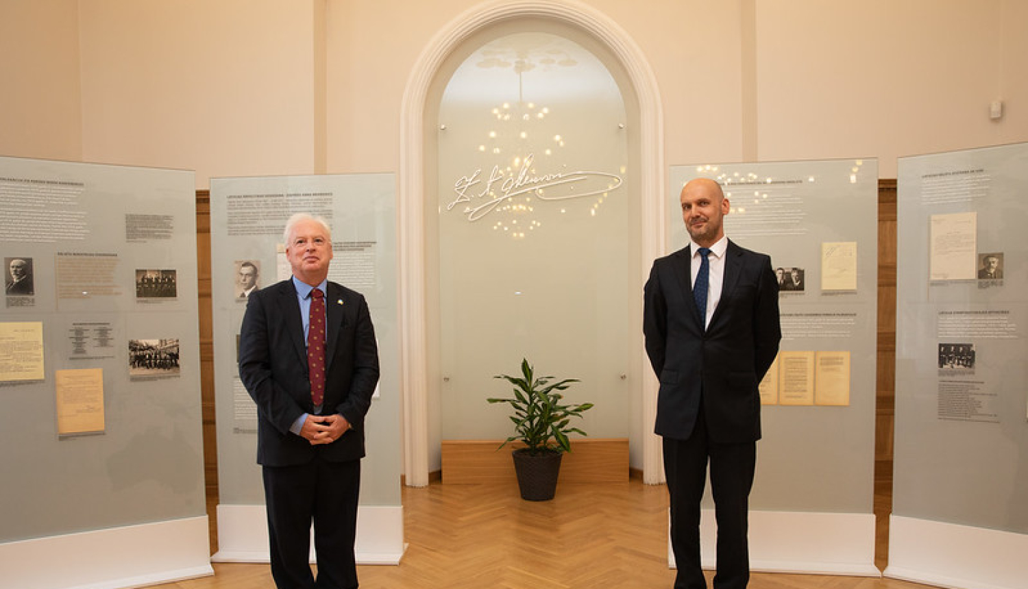 Atis Lots atvadu vizītē pieņem Īrijas vēstnieku