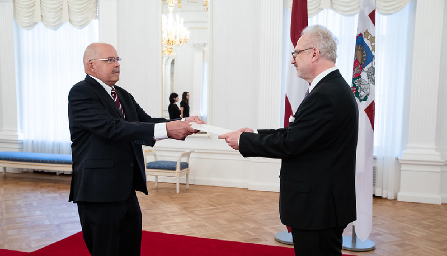 Valsts prezidents pasniedz akreditācijas vēstuli Latvijas vēstniekam Grieķijā Pēterim Kārlim Elfertam