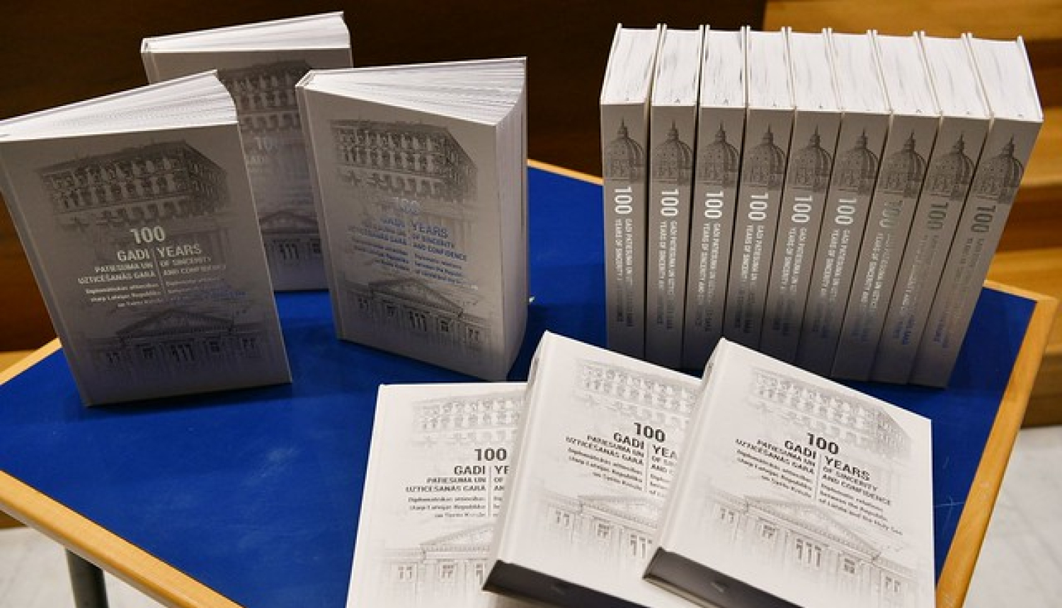 Rakstu krājumu par Latvijas un Svētā Krēsla diplomātisko attiecību simtgadi dāvina pāvestam Franciskam un Svētā Krēsla amatpersonām