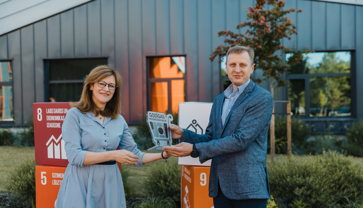 Parlamentārā sekretāre Z. Kalniņa-Lukaševica pasniedz Ilgtspējas indeksa Godīgas tirdzniecības balvu