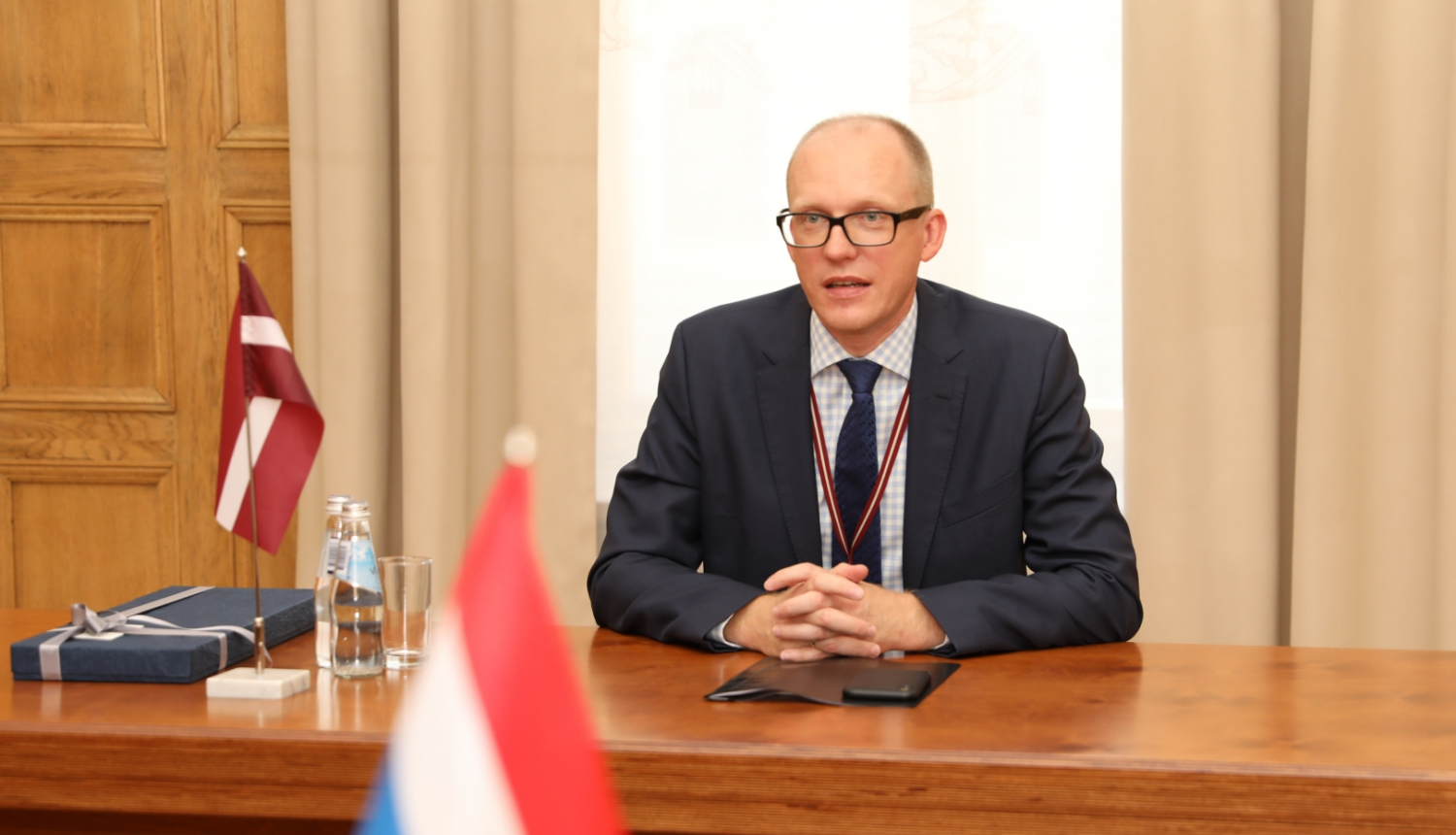 Valsts sekretārs atvadu vizītē pieņem Nīderlandes vēstnieku