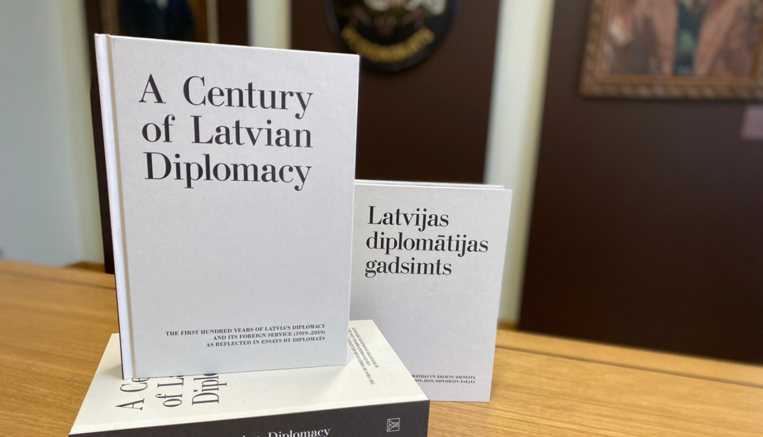 Klajā nācis krājuma “Latvijas diplomātijas gadsimts” izdevums angļu valodā
