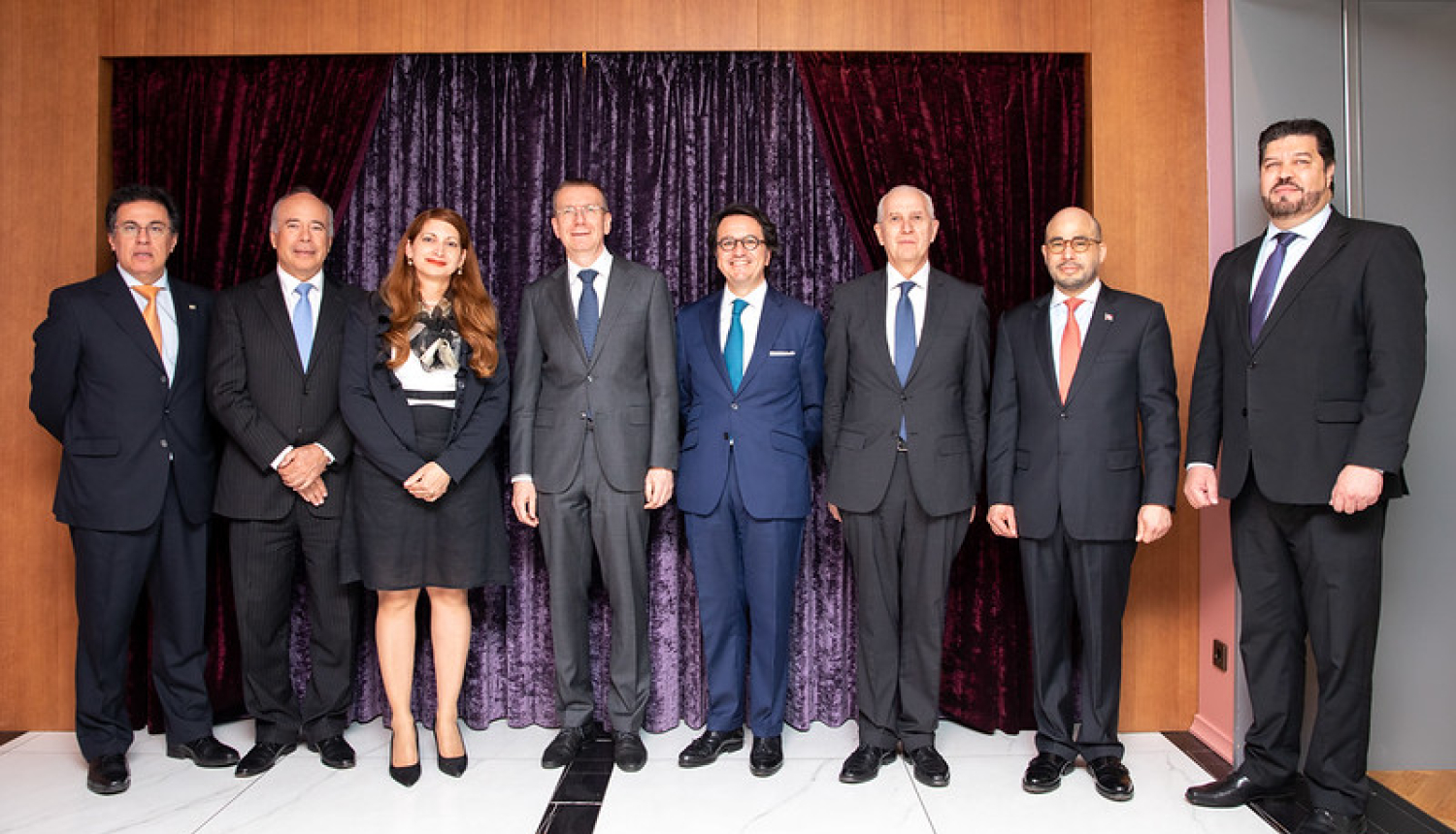 Ministrs un nerezidējošie