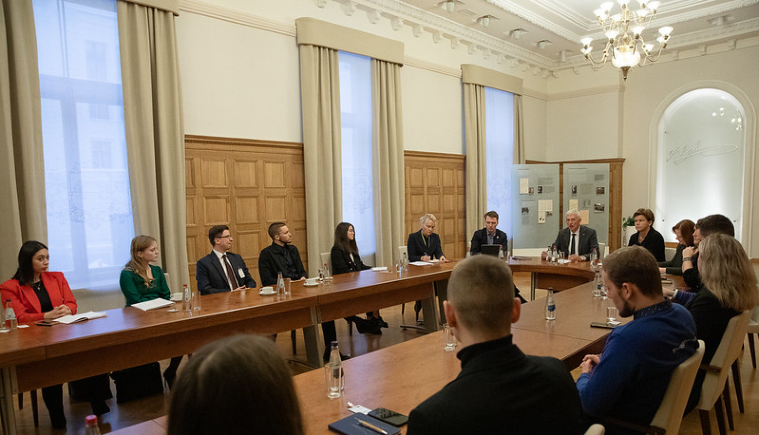 K.Kariņš ar jauniešiem