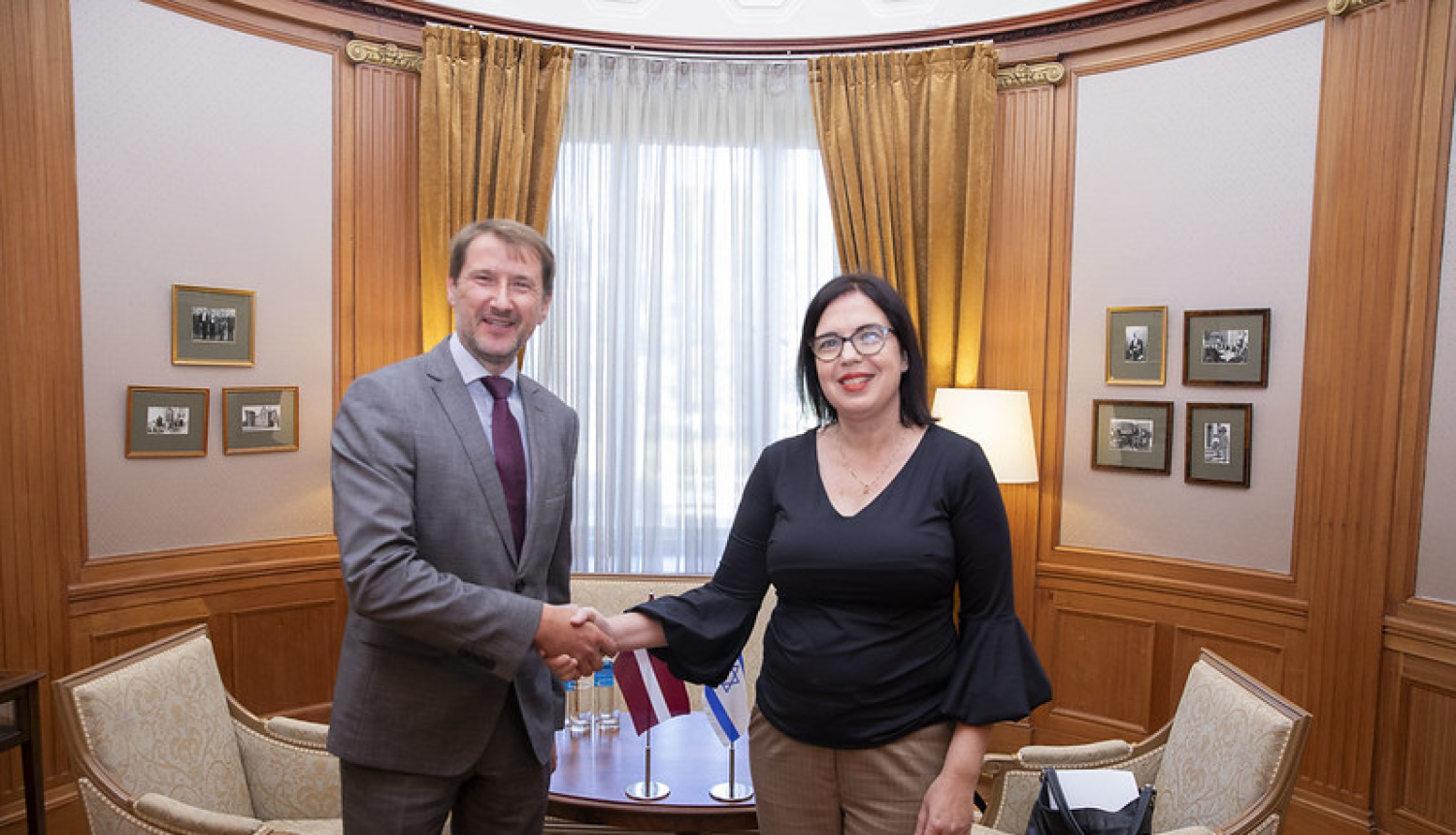 A.Viļumsons ar jauno Izraēlas vēstnieci