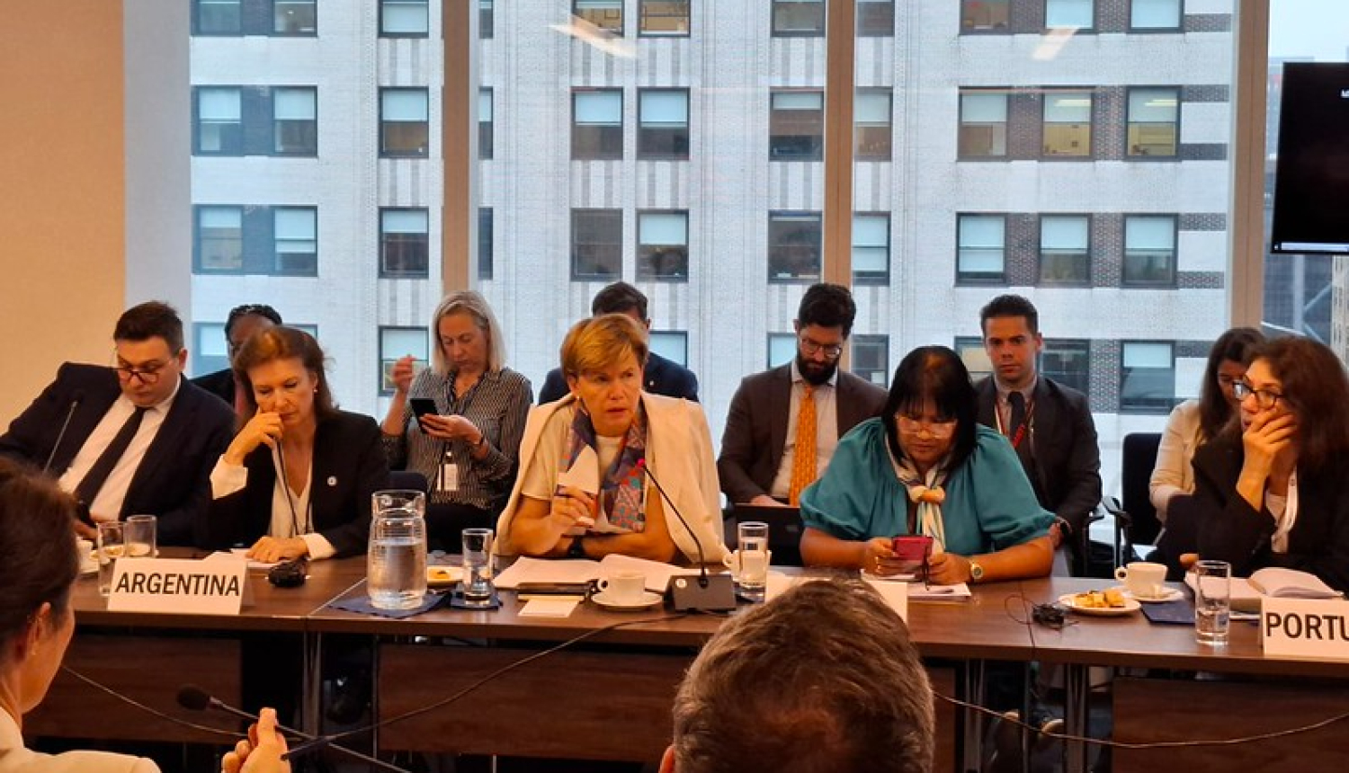 Pasākuma dalībnieki pie apspriežu galda