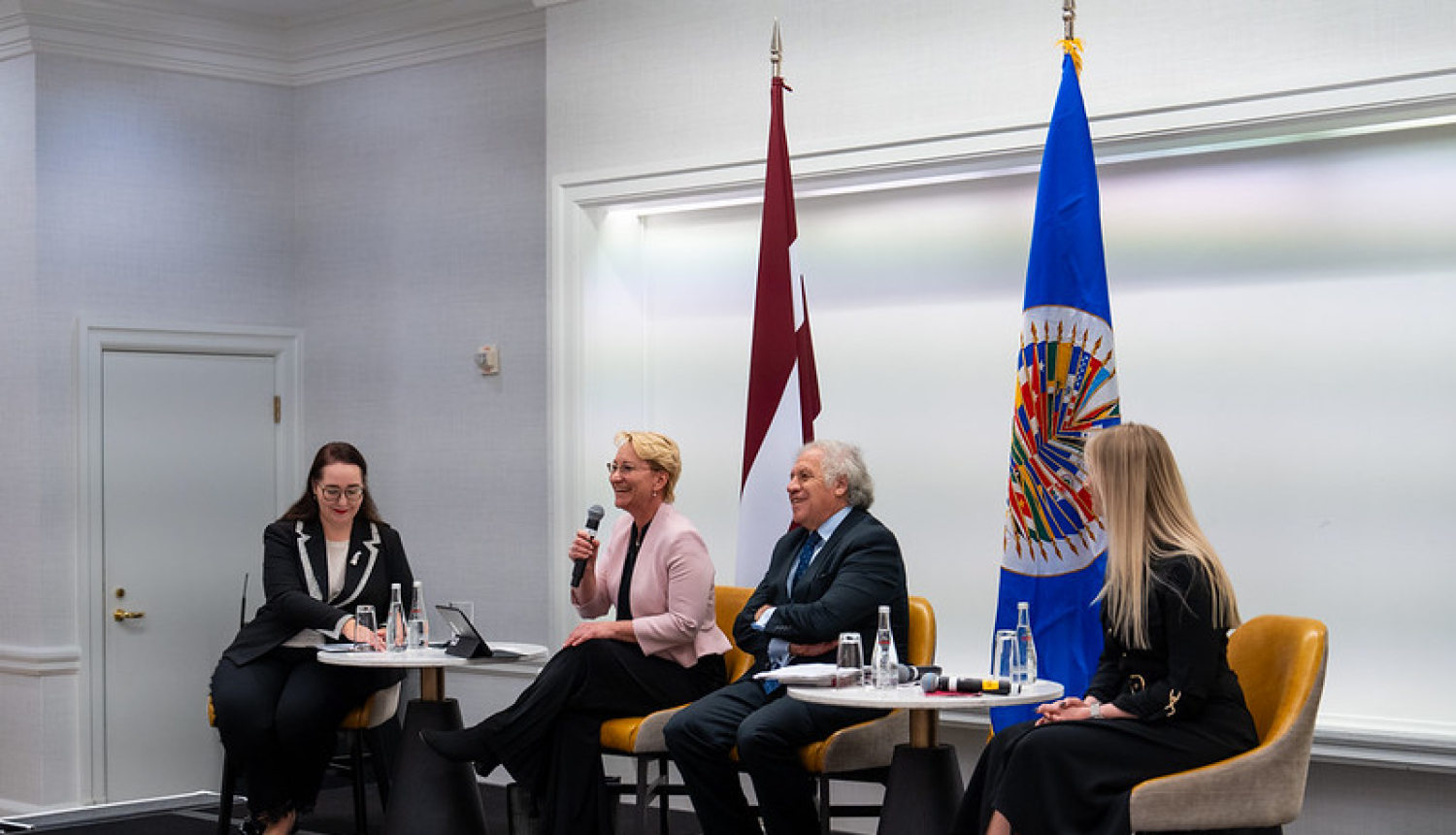 Diskusija vēstniecībā "Sieviešu loma tehnoloģiju nākotnē: drošība, ētika un kultūra". 12.11.2024.