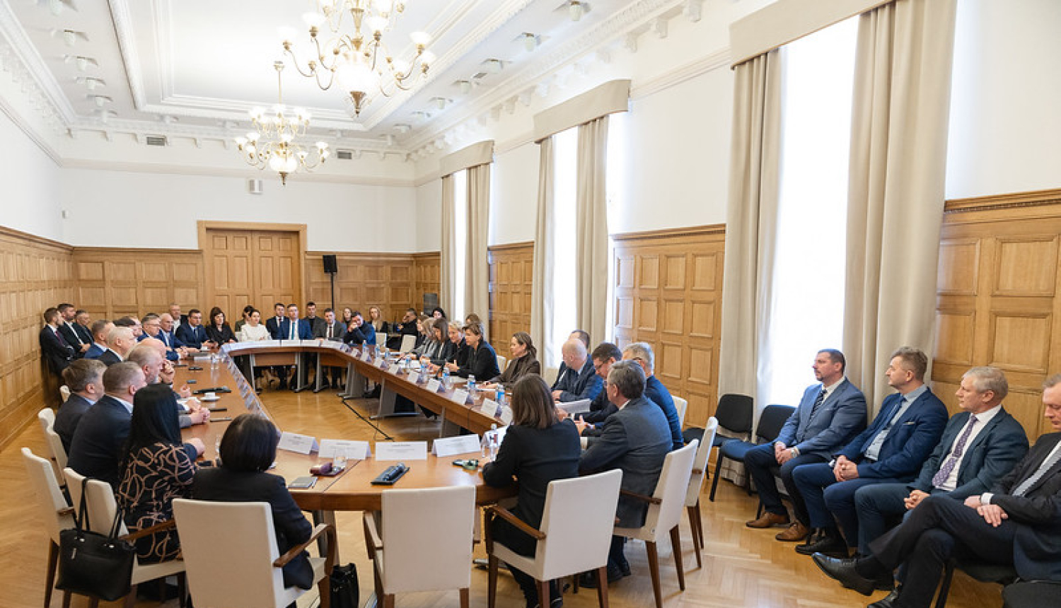 Pasākuma dalībnieki pie apspriežu galda