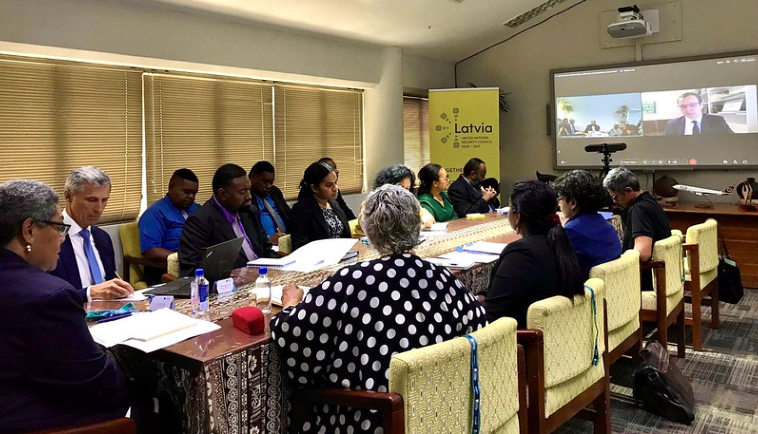 Dalībnieki pie apspriežu galda