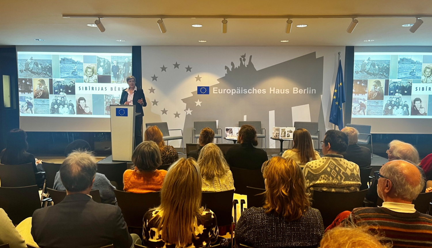 Vēstniece Alda Vanaga uzrunā pasākuma dalībniekus