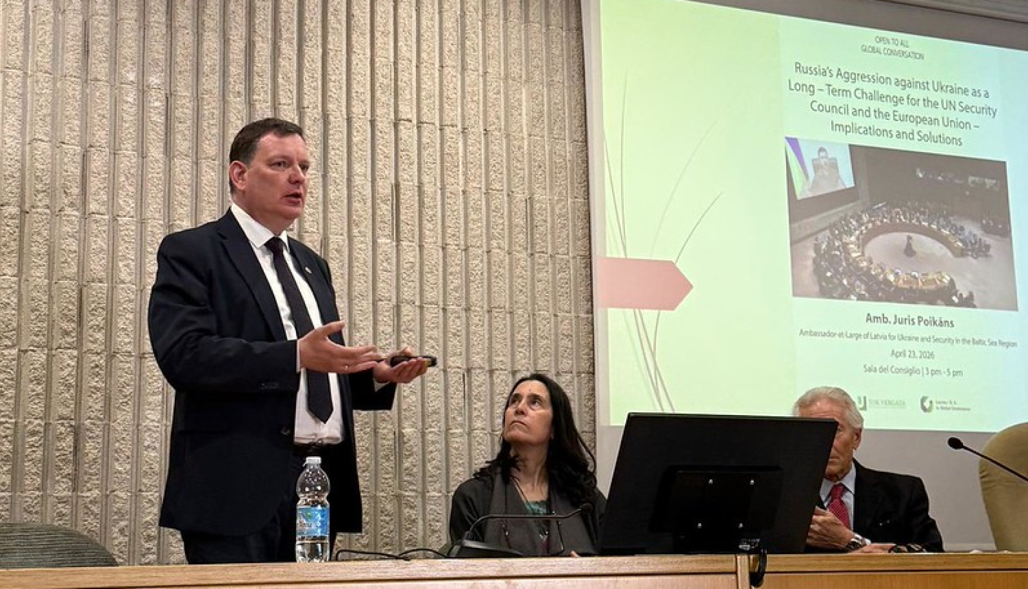 Juris Poikāns uzrunā diskusijas dalībniekus