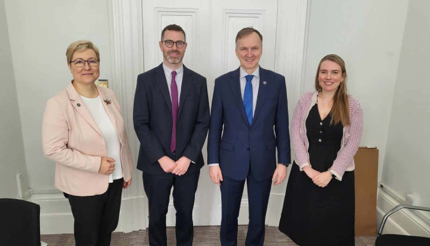 Starptautisko organizāciju un cilvēktiesību departamenta direktore Katrīna Kaktiņa-Kalniņa, Apvienotās Karalistes Ārlietu ministrijas ANO un multilaterālā departamenta (UN and Multilateral Department) vadītājs Fils Diksons (Phil Dixon), Speciālo uzdevumu vēstnieks-Latvijas kandidatūras ANO Drošības padomē sekretariāta vadītājs Andrejs Pildegovičs, ANO politiskās komandas (UN Political team) vadītāja Alise Simpsone (Alice Simpson)