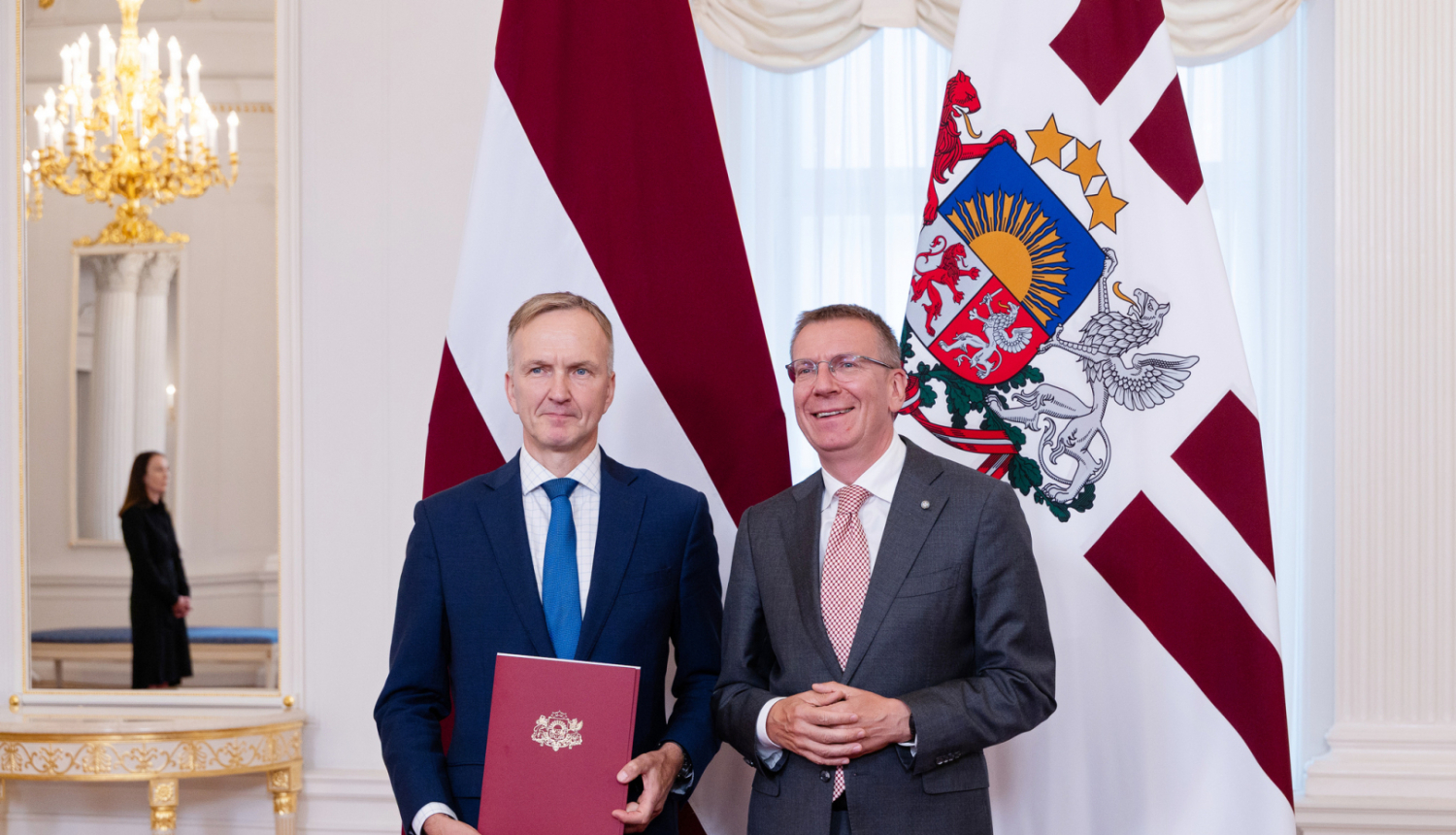 A. Pildegovičs saņem akreditācijas rakstu. 12.08.2025.