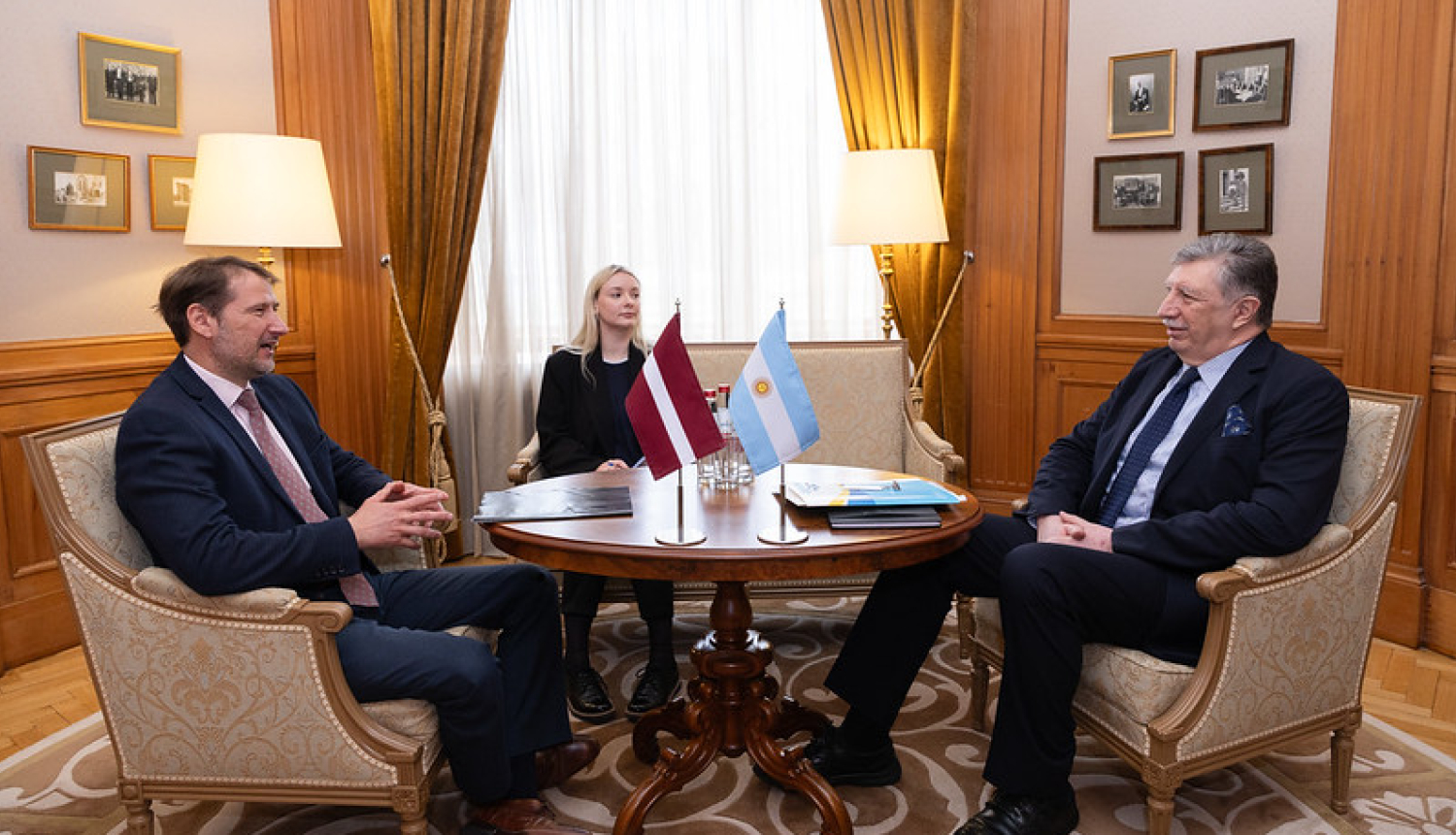 Valsts sekretārs Andžejs Viļumsons un Argentīnas nerezidējošo vēstnieks Karloss Federiko Masiass pie apspriežu galda