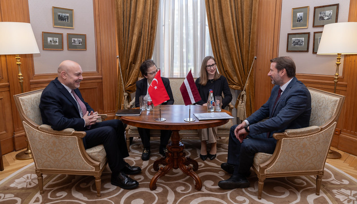 Valsts sekretārs Andžejs Viļumsons un Turcijas Republikas vēstnieks Latvijā Ahmets Džemils Miroglu