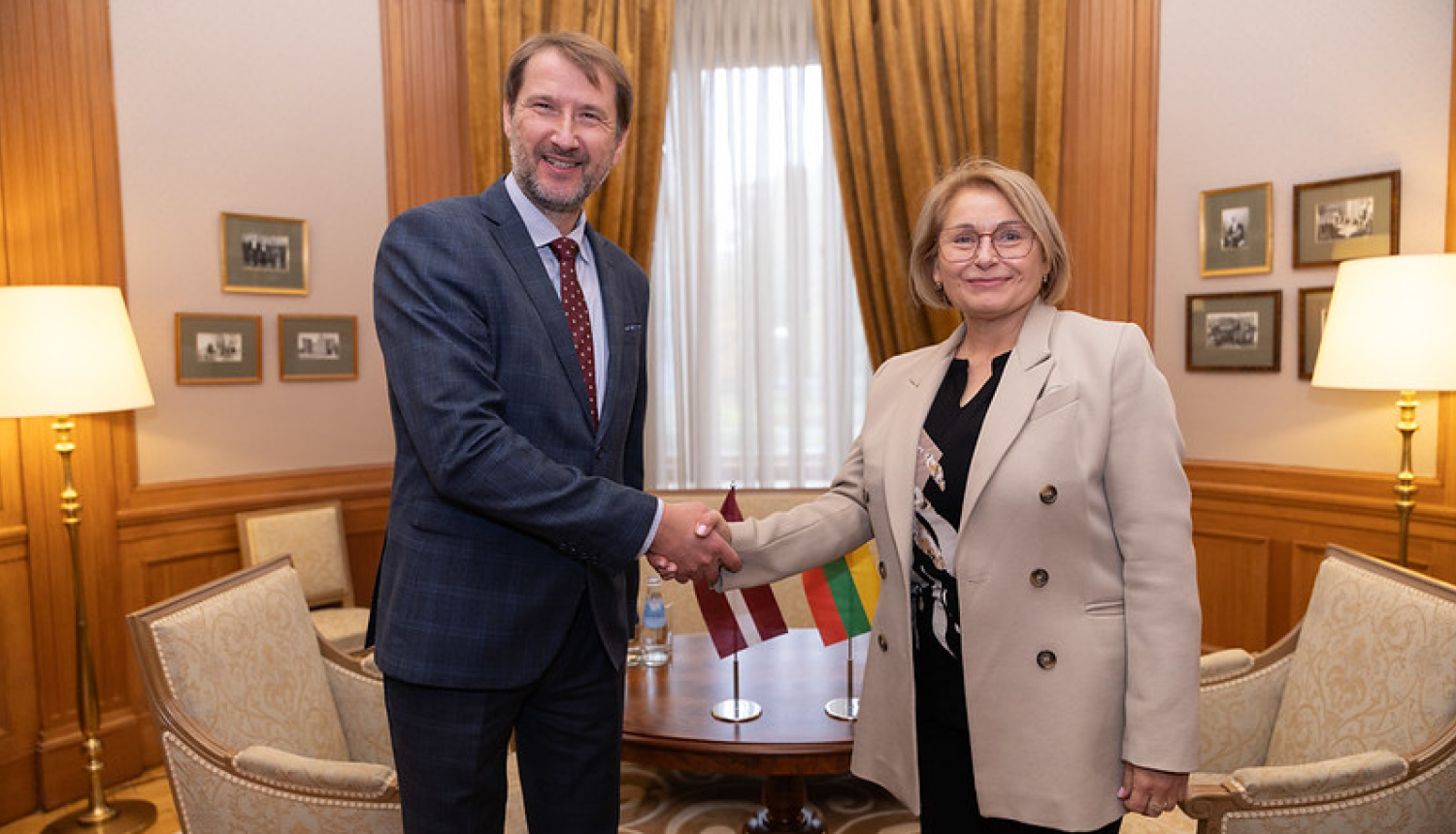 Valsts sekretārs Andžejs Viļumsons un Lietuvas Republikas vēstniece Audrone Markevičiene