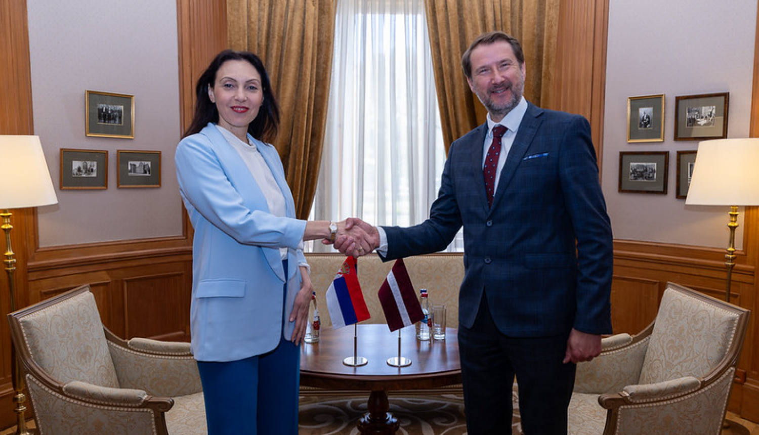 Valsts sekretārs Andžejs Viļumsons un nozīmētā Serbijas vēstniece Latvijā Milena Mitiča