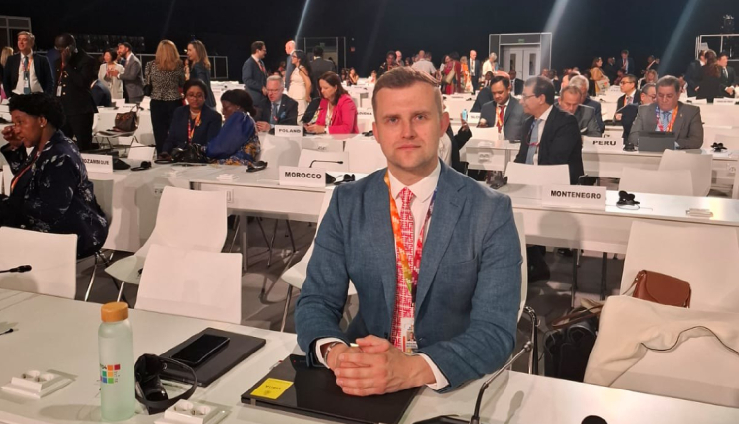 Artjoms Uršuļskis ANO pie galda sanāksmju telpā