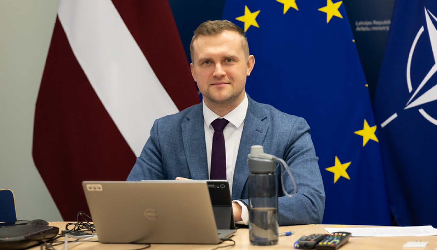 Parlamentārais sekretārs Artjoms Uršuļskis videosanāksmes laikā pie sanāksmju galda