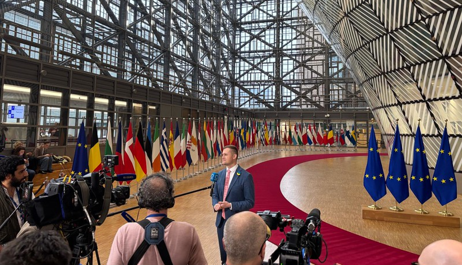 Parlamentārais sekretārs Artjoms Uršuļskis uzrunā medijus pirms VLP sanāksmes